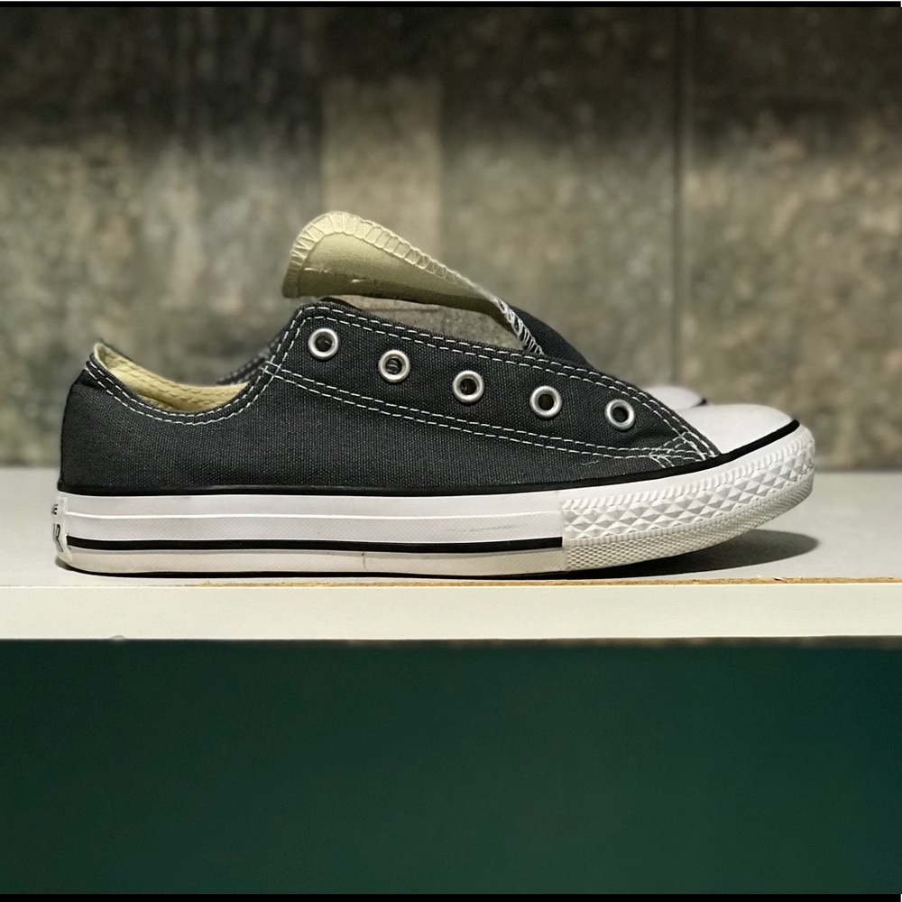 Gray kids converse that fit a 6 in adult